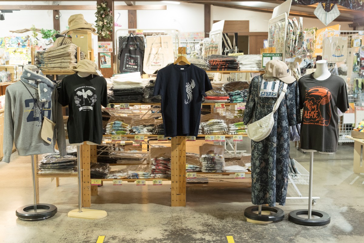 「Tシャツ（ヘビクイワシ トライバル柄）」3300円ほか