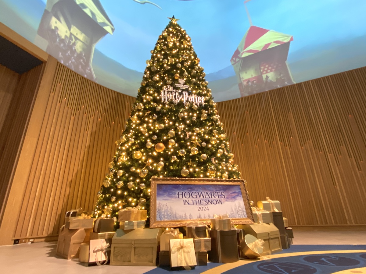 エントランスロビーに飾られた大きなクリスマスツリー