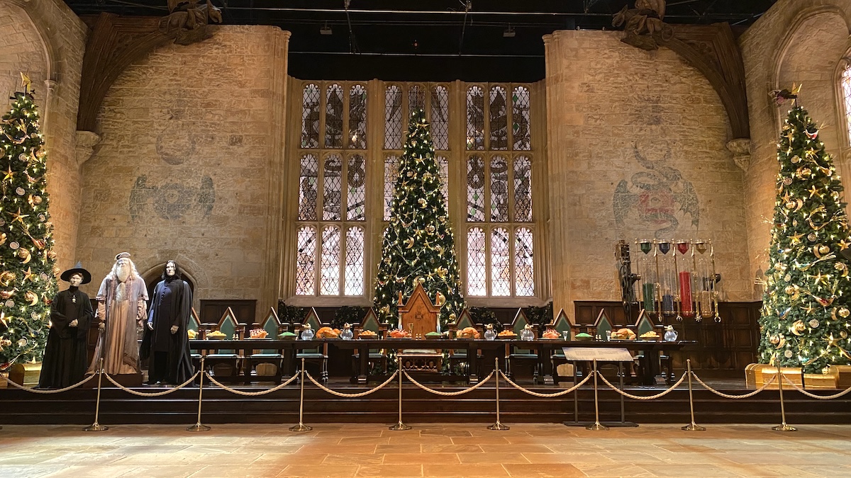 正面奥には6メートルの大きなクリスマスツリー