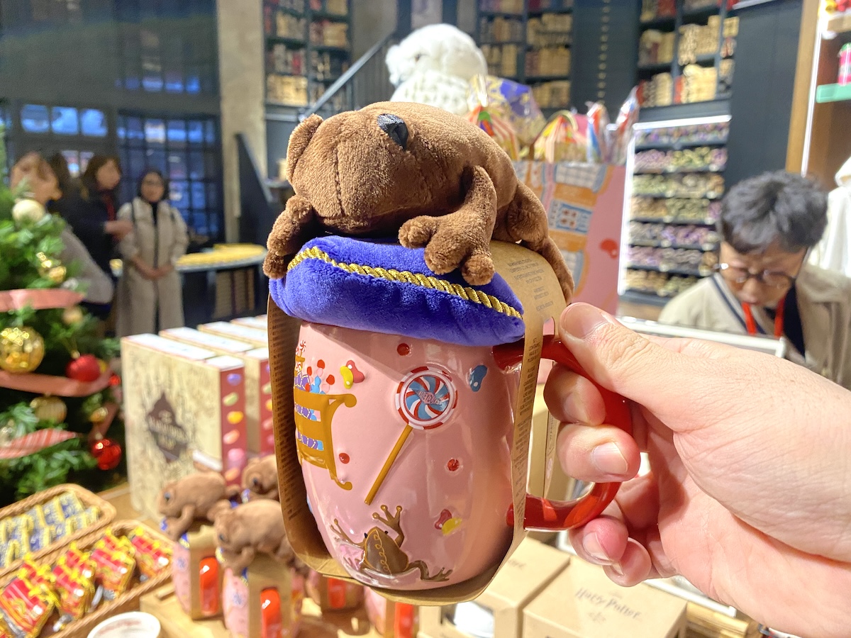 「ハニーデュークス マグカップ 蛙チョコレートぬいぐるみセット」2500円