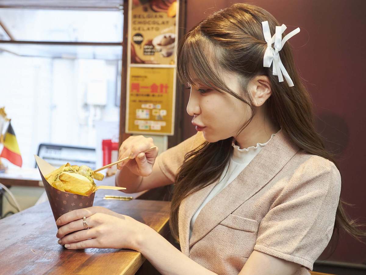 付属のスティックで刺していただきます