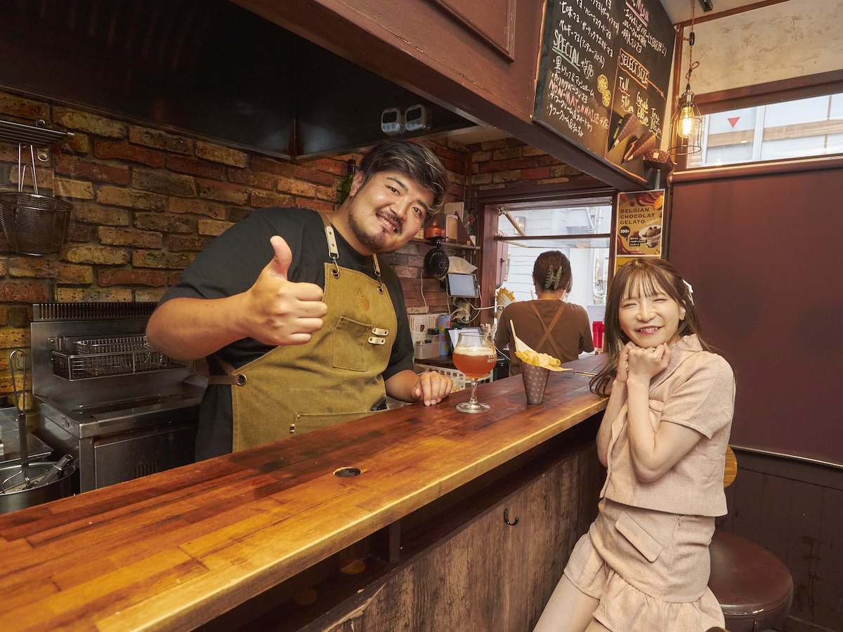 「FRITES BRUGES」オーナーの山下恒生さんとパチリ