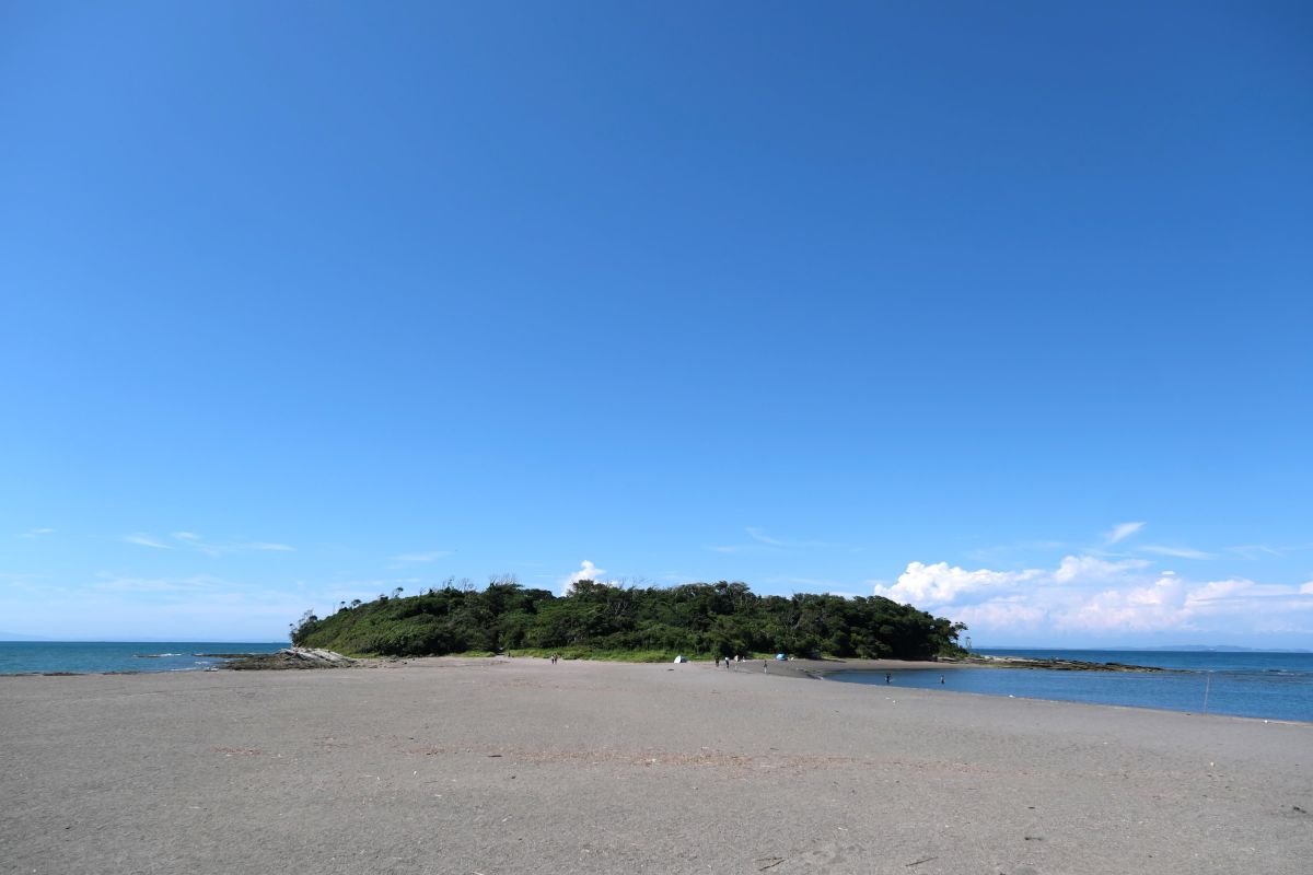 広い砂浜の両側が海水浴場になる