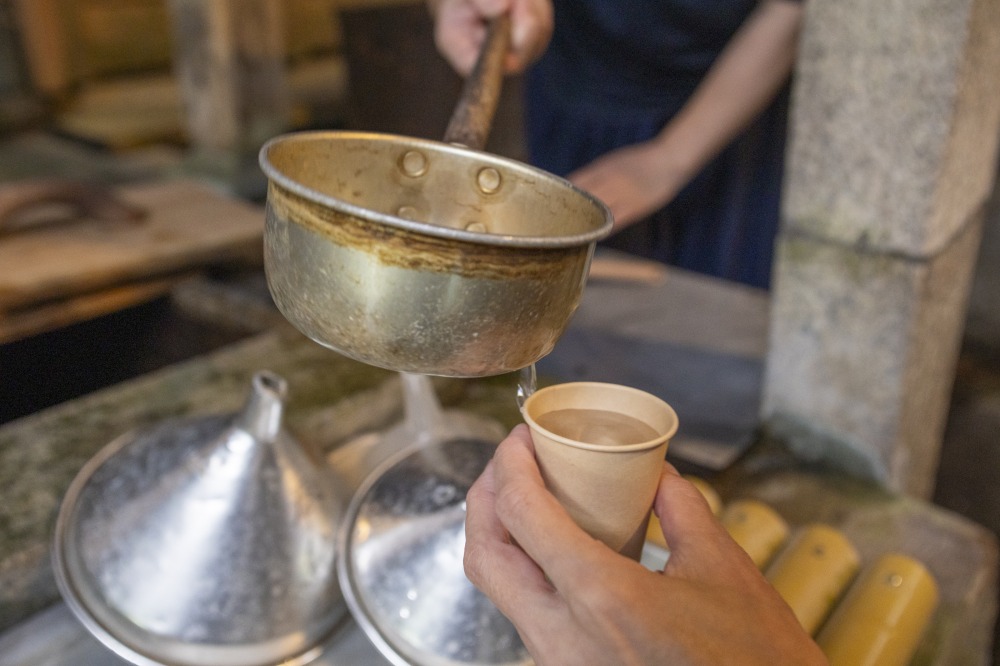 水はペットボトルなどに入れて持ち帰ることもできますが、まずは一度観音様にお供えするのが習わし。