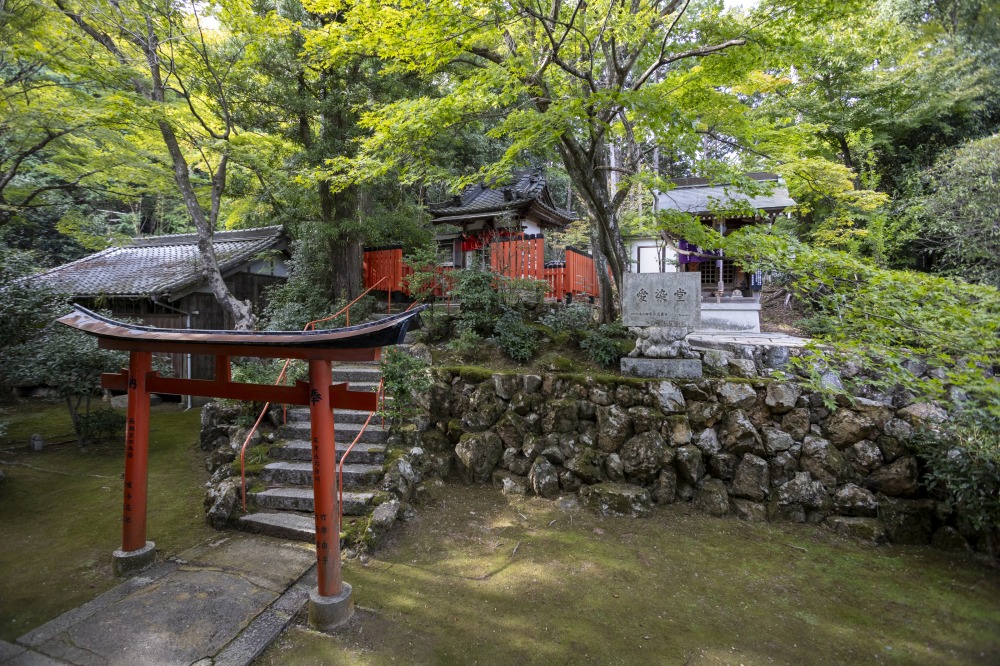 その裏には眼力稲荷と愛染堂が並び、縁結びや夫婦円満にご利益があると言われています。