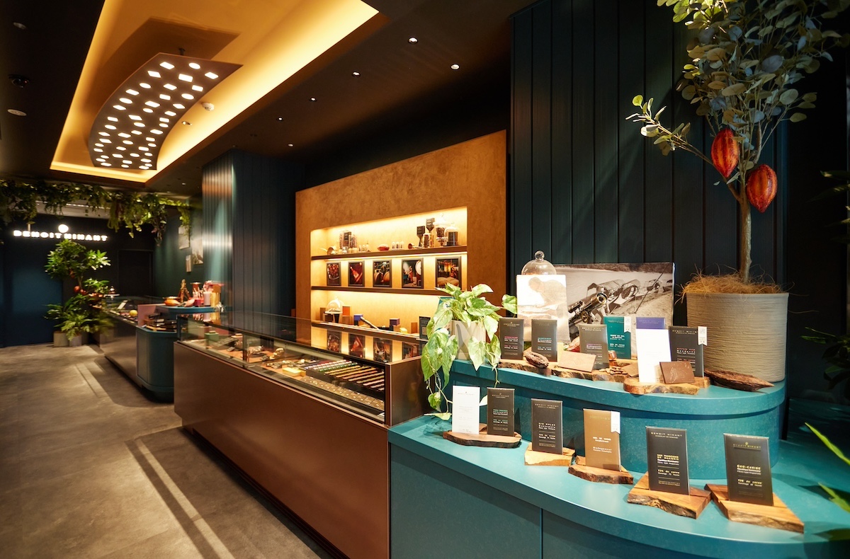 印象的なブルーグリーンはベルギーの工房をイメージ