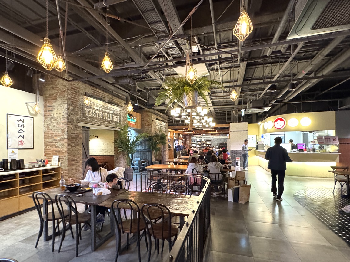 EAST館にあるTAST　VILLAGEは美味しそうなお店がいっぱい