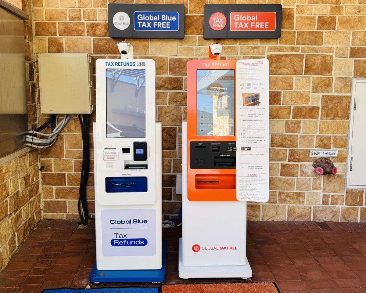 タックススフリーの機械がこちら。領収書が入った袋の色と機械の色を確認して手続きをして下しさい。会社が違います。