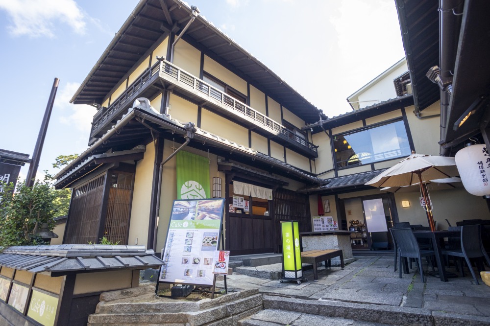 産寧坂の中腹という好立地。1階右側には黒毛和牛肉ひつまぶしの『三芳亭』も入っています。