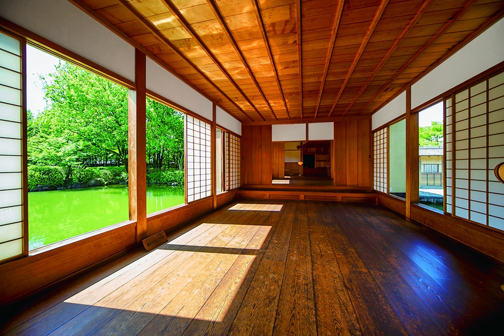 櫛形ノ御間（くしがたのま）は屋形船のような開放感があります