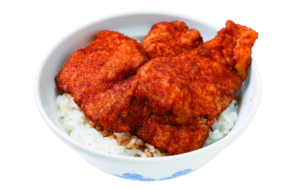 カツ丼1080円は甘みと酸味のバランスがよいソースにくぐらせたカツが3枚のっていてご飯もたっぷり！