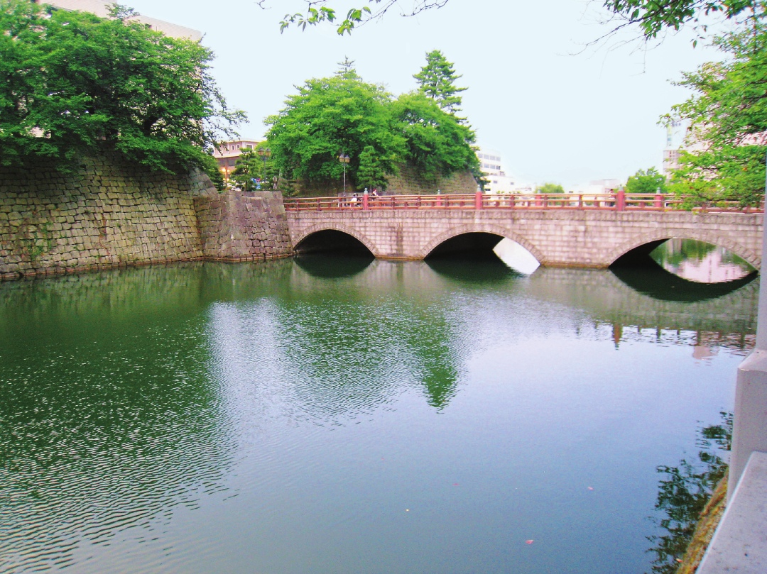 現在は本丸跡に福井県庁が立っています
