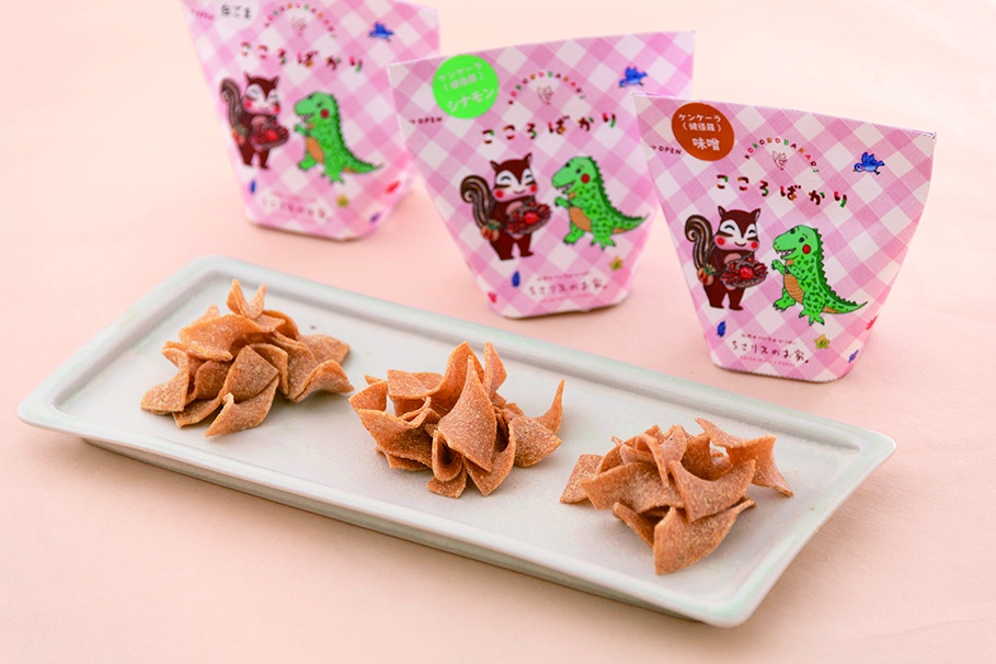 ケンケーラ各497円は福井県の伝統的な大豆を使ったお菓子を時代に合わせたレシピでアレンジしています。味は白ごま、味噌、シナモンの3種類。