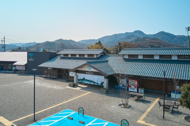 小浜の歴史ある町並みをイメージした、和風の建物が目印です