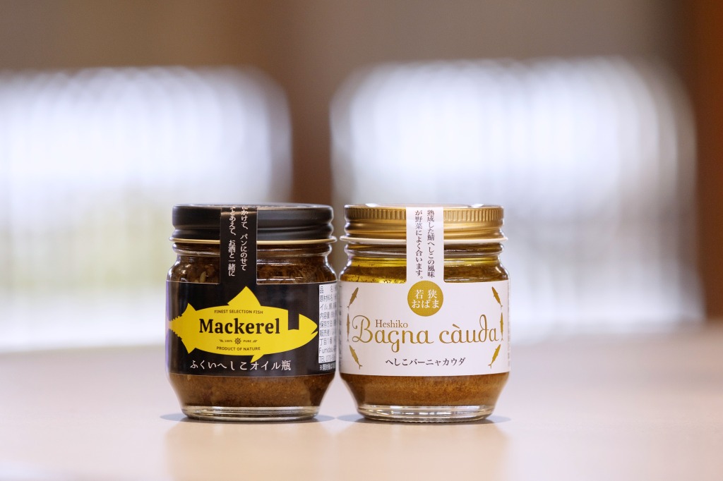 左からオリジナル商品のふくいへしこオイル、へしこバーニャカウダ瓶各940円