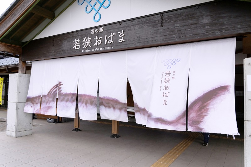 のれんのスリットから顔を出して撮影すると、面白いショットが撮れますよ