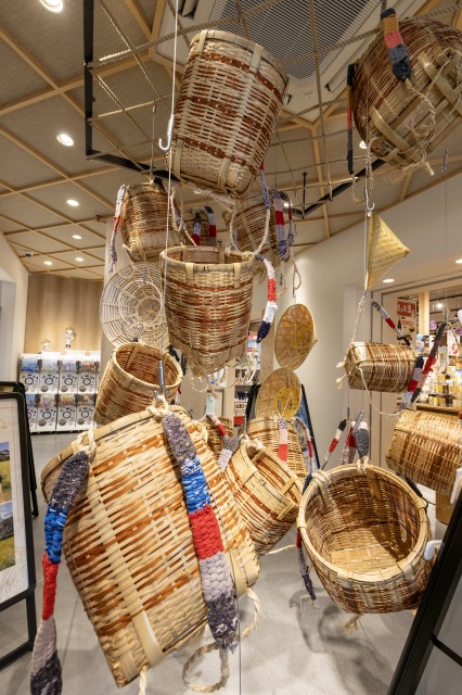 背負い籠と編み笠は無料でレンタルできます