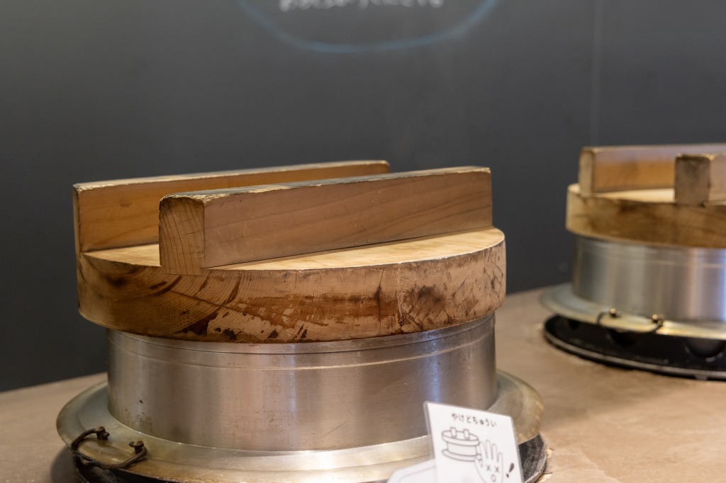 カウンターには大きな羽釜鍋があり、炊き立てのご飯を目の前で器に盛ってくれます