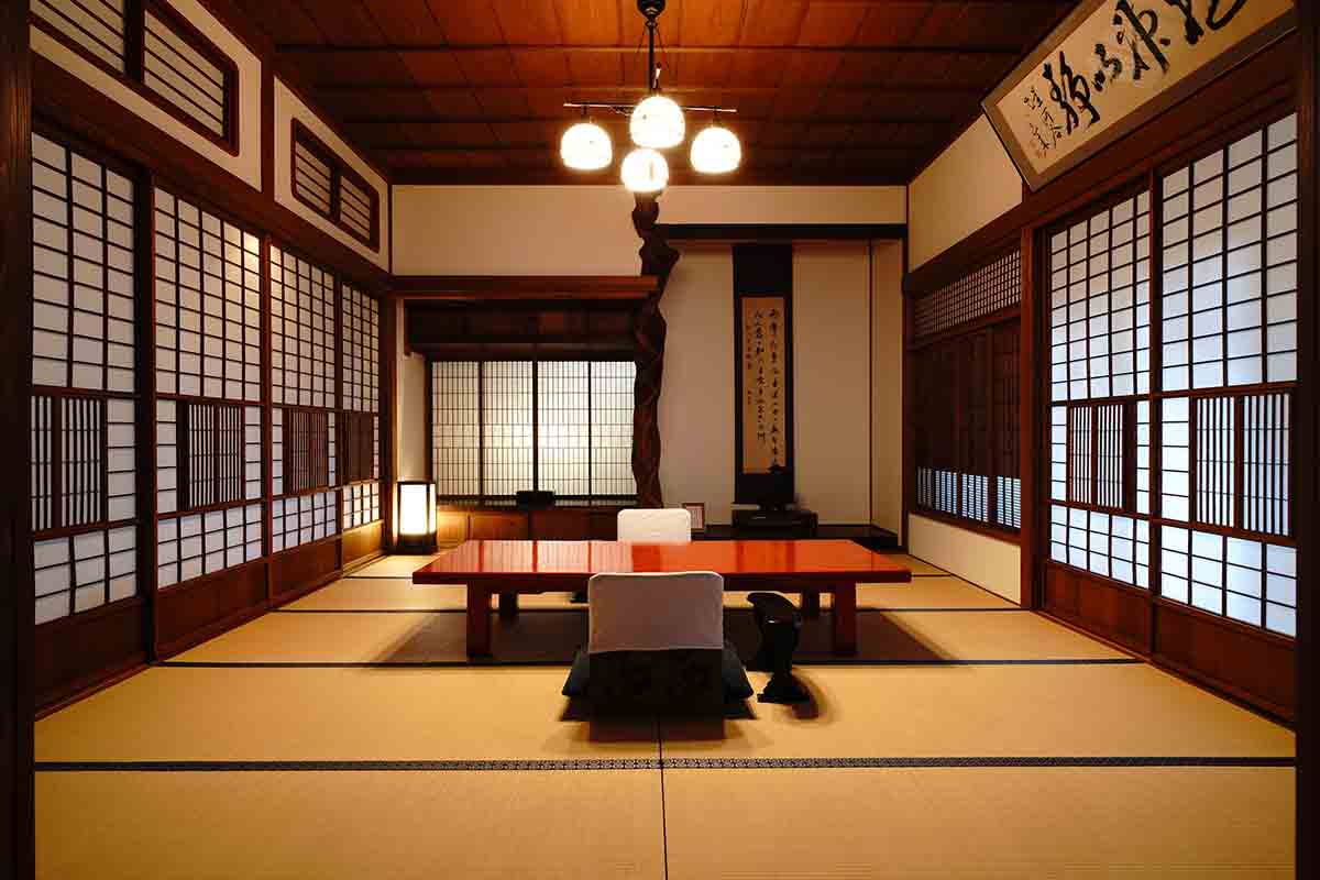 昨年まで現存した武家屋敷の建具や建材を移築・改装した桜御殿