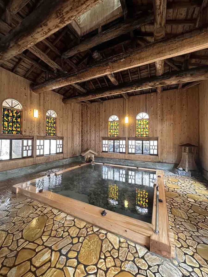 大浴場の一つ、瀬音の湯。大浴場もほのかに木の香が漂う