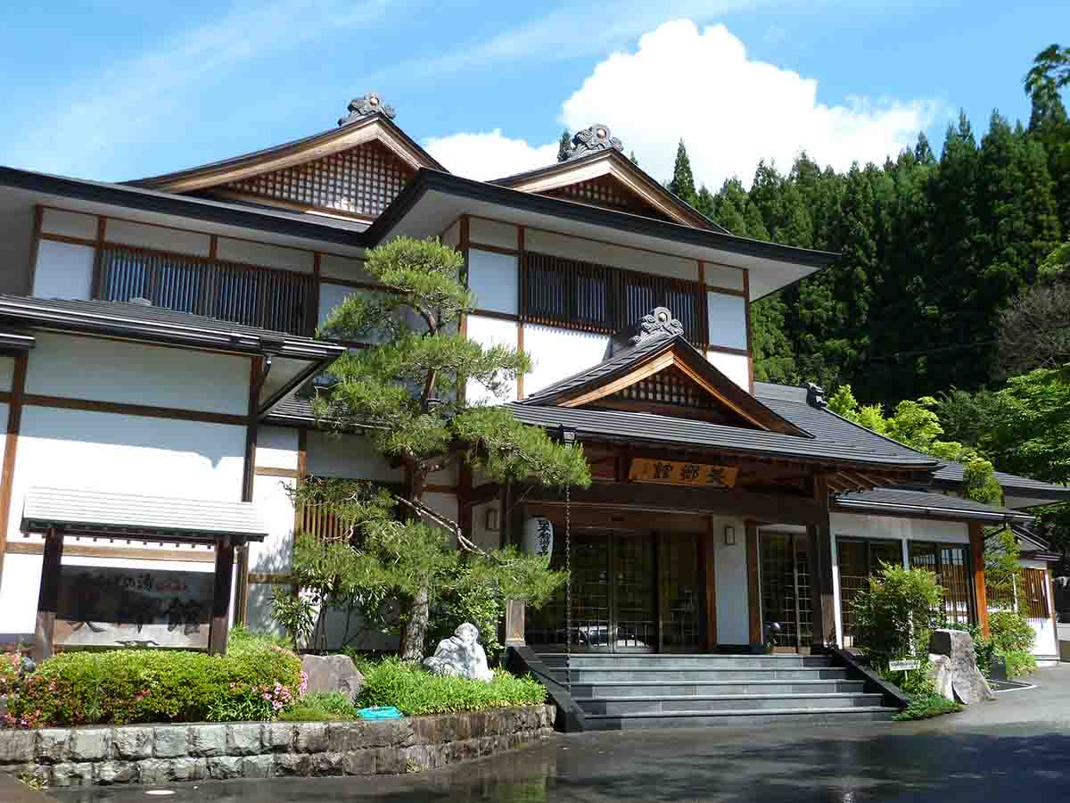 静かな山間に、威風堂々と立つ一軒宿