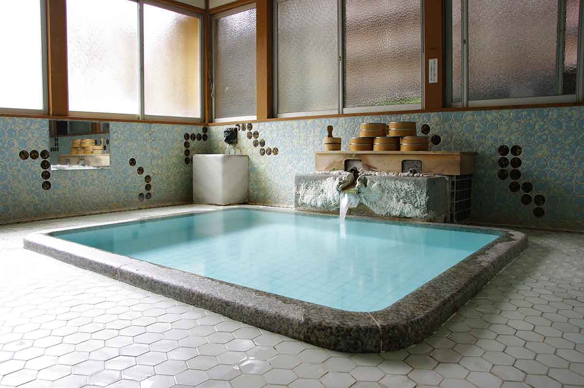 源泉３本を混合して注がれるきつね湯は、会津藩から受け継いだという