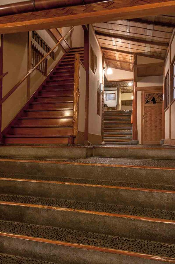 まるで迷路のような階段も見どころの一つ