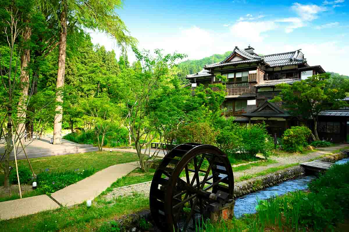 洋風の望楼が印象的な木造３階建ての本館は、 国の登録有形文化財