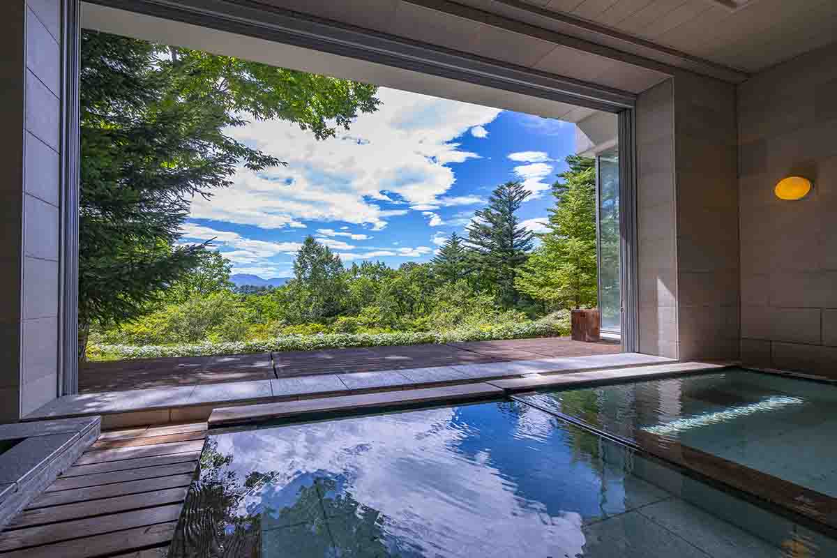 開放的な前面開放の半露天風呂