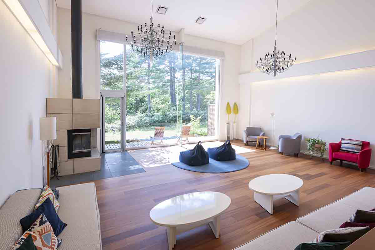 暖炉のあるラウンジはホテルの象徴的スペース