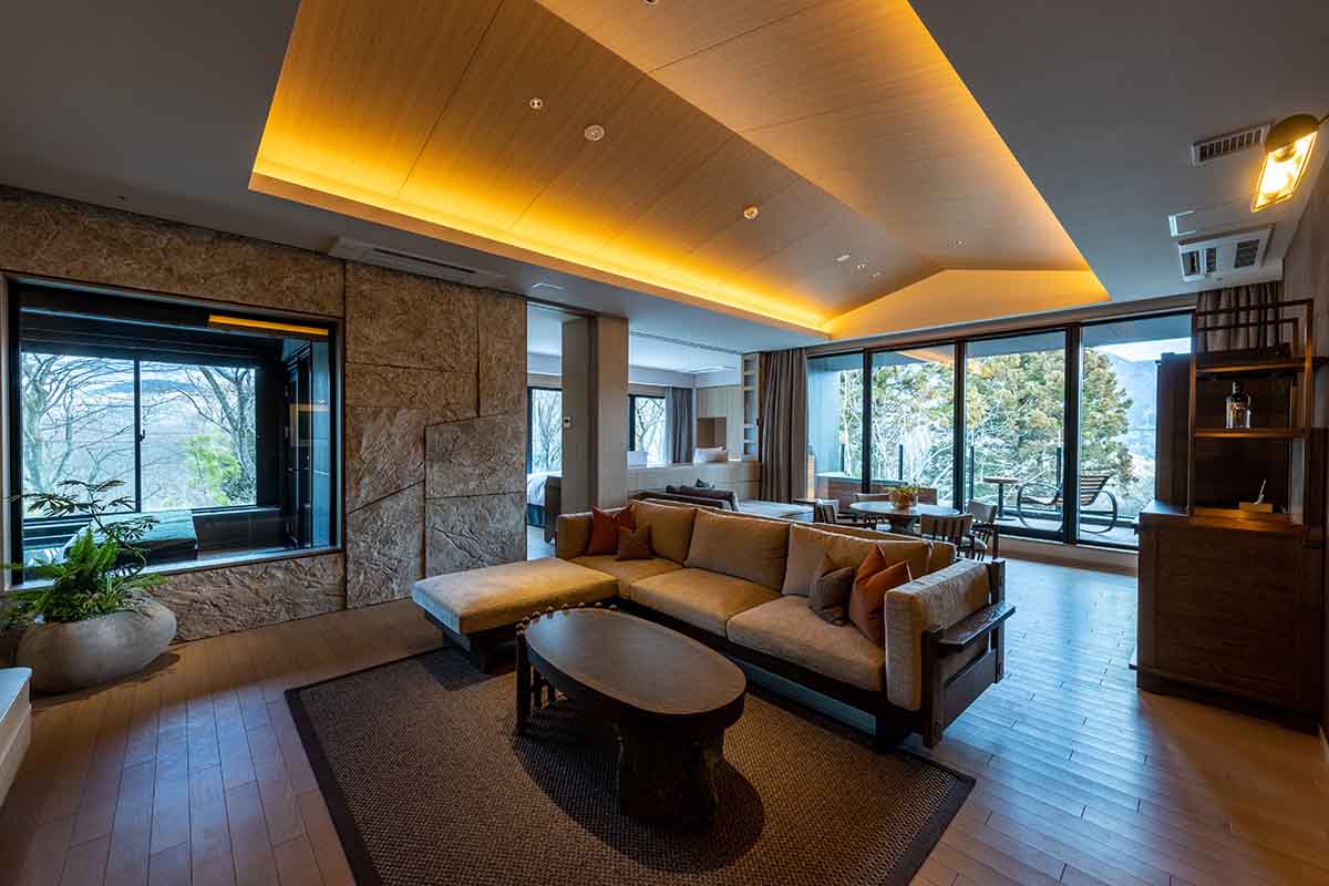 自然石や草花が飾られた客室は、室内にいながら自然の息吹が感じられる。全室に塩化物温泉の客室風呂を完備