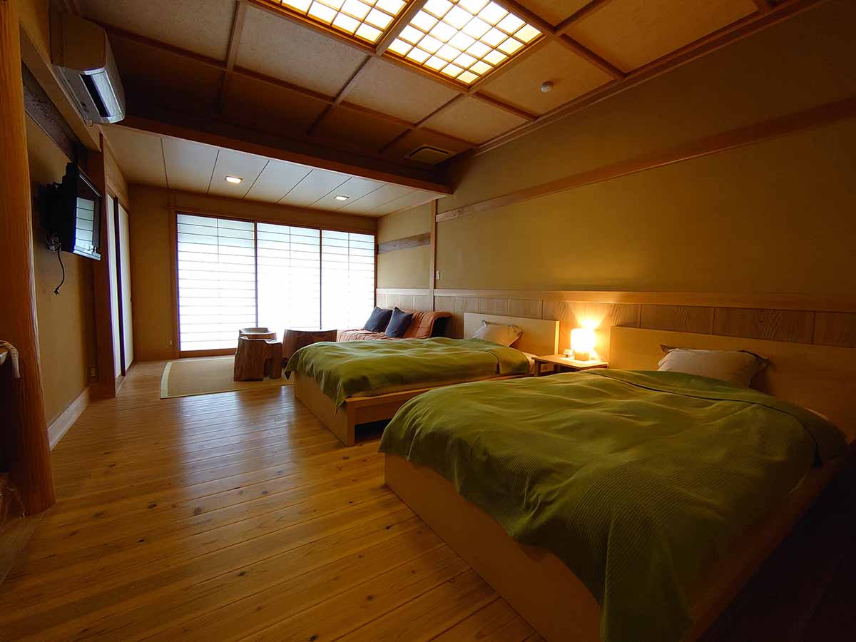 客室はそれぞれ造りが異なり、田園風景が望める部屋や半露天風呂付きの部屋もある