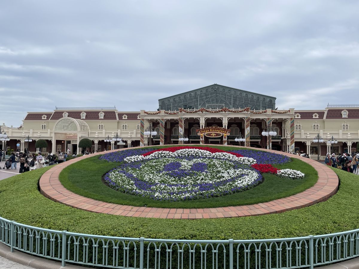 エントランスのミッキー花壇もクリスマスバージョンに