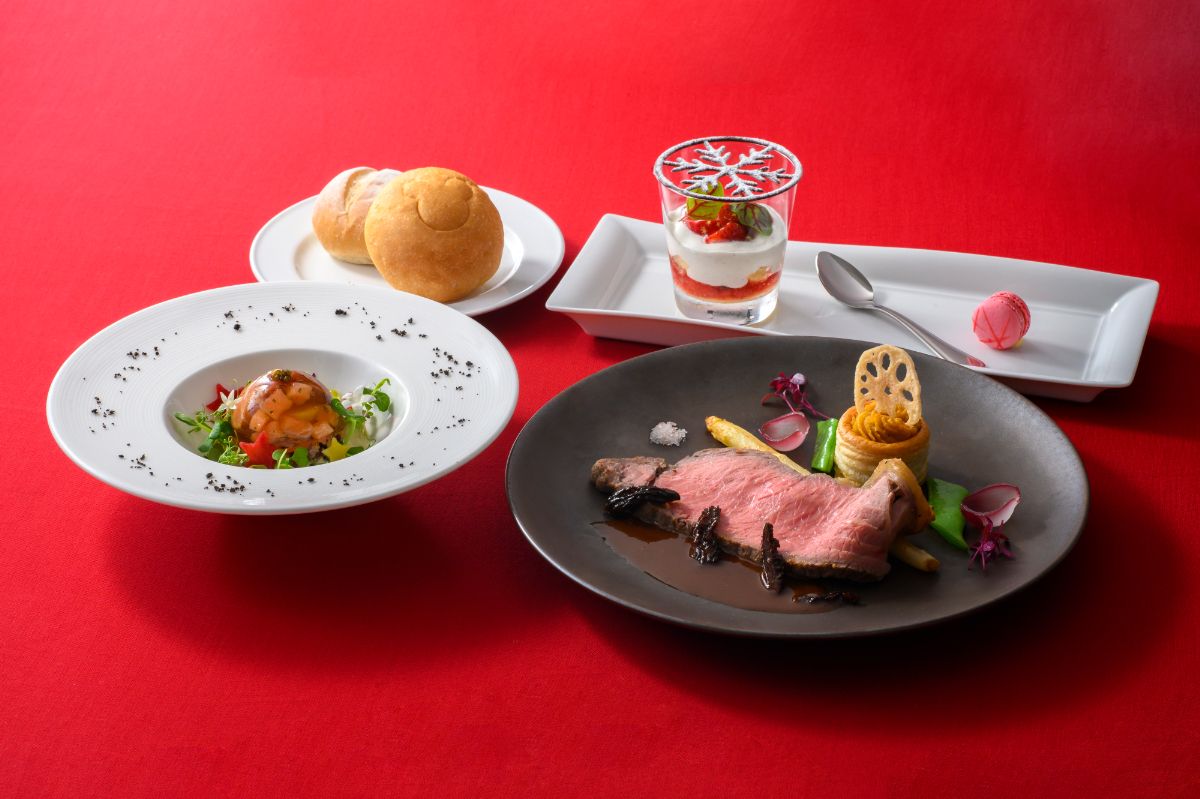 シーフードのアスピック、ドーム仕立て ローストビーフ モリーユ茸のソース、パン、ストロベリーのヴェリーヌ