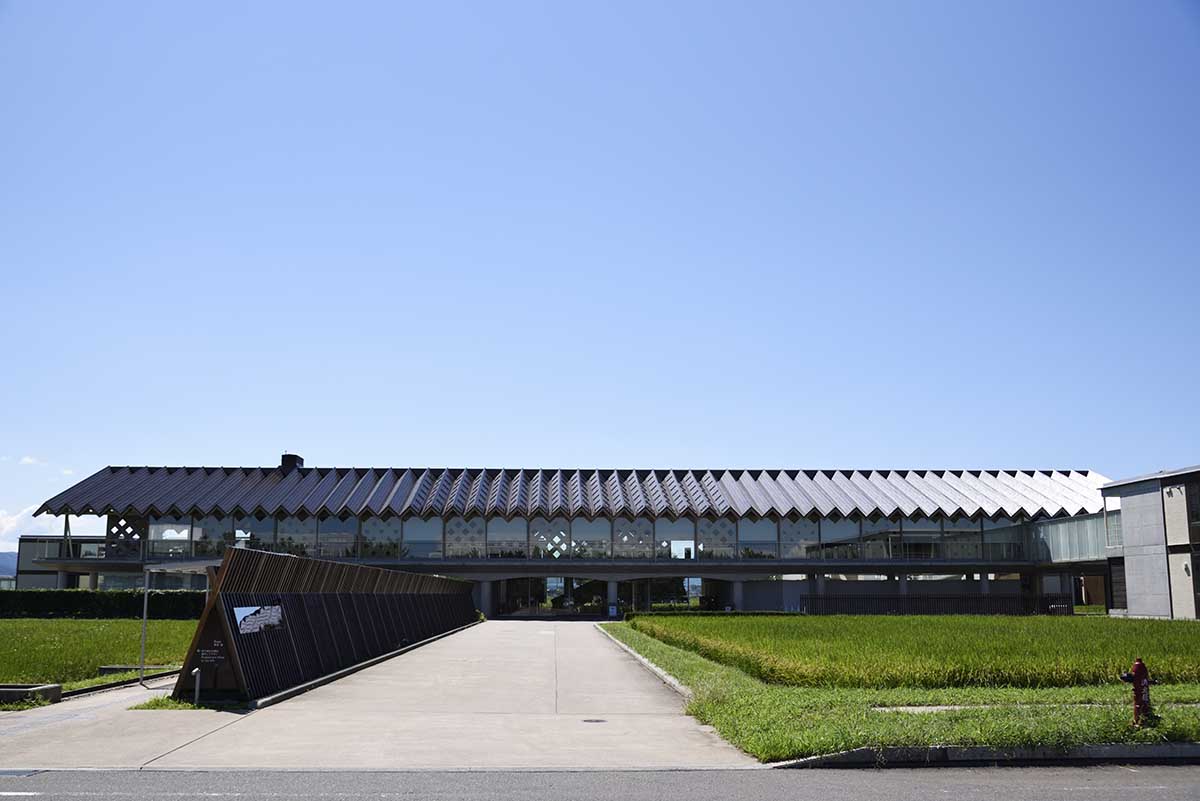 エントランス側から見る、広々とした共用棟