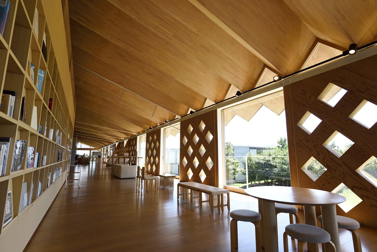 ２階フロアには、レストランと開放的なライブラリースペースがある