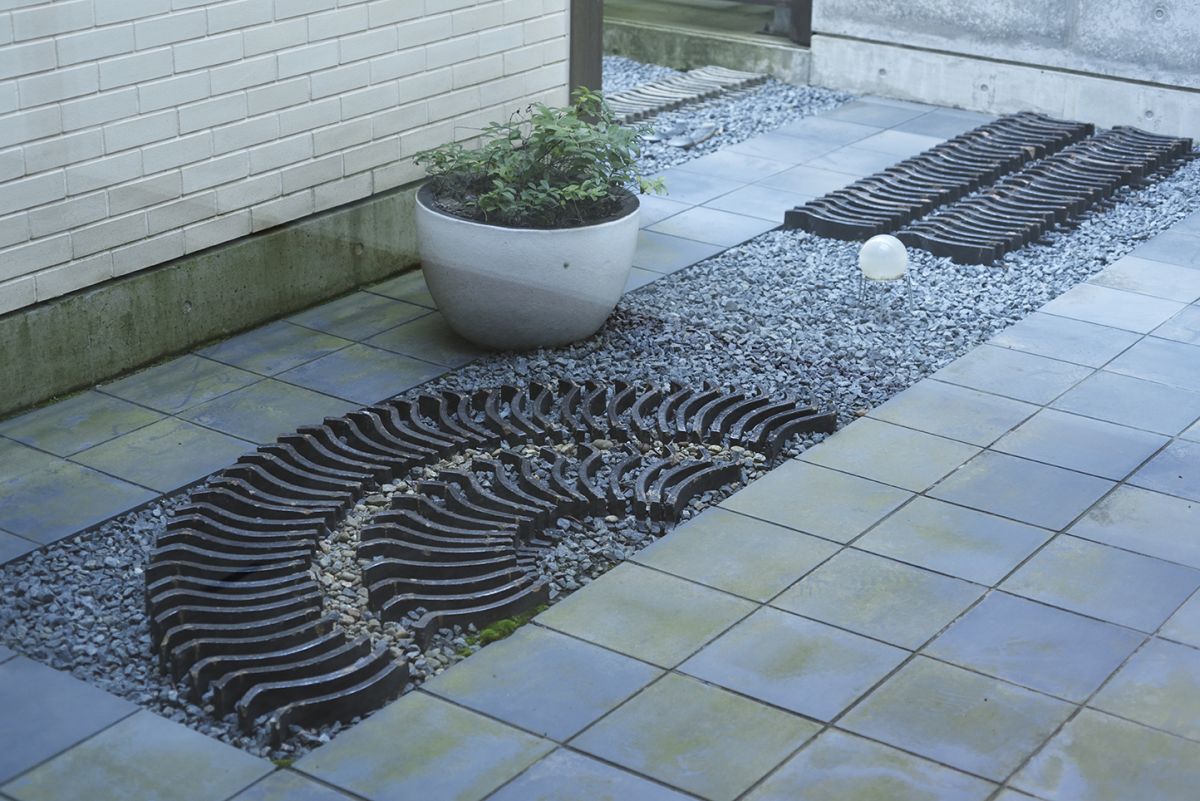 ホテルの中庭で見られる坂氏のアート