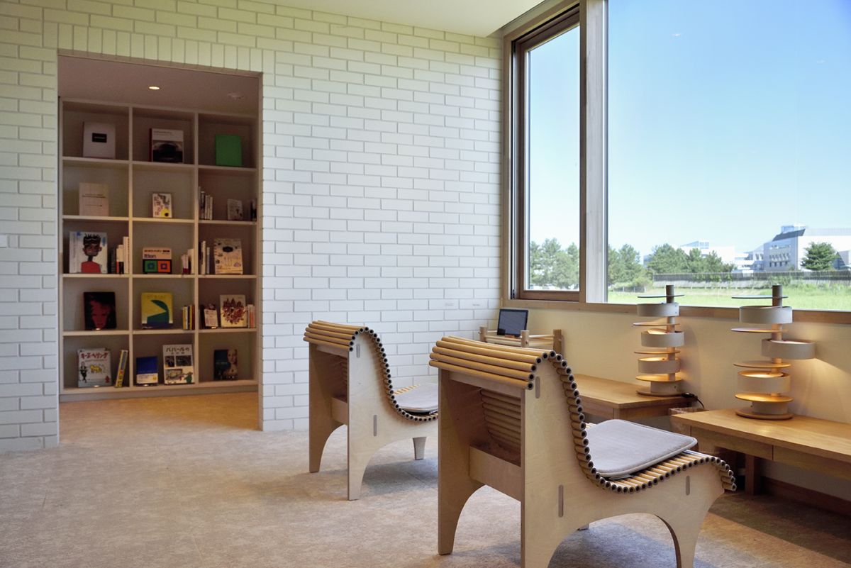 宿泊棟ライブラリーは宿泊者限定。ここにも坂氏のアイコンともいえる紙管を使ったイスが