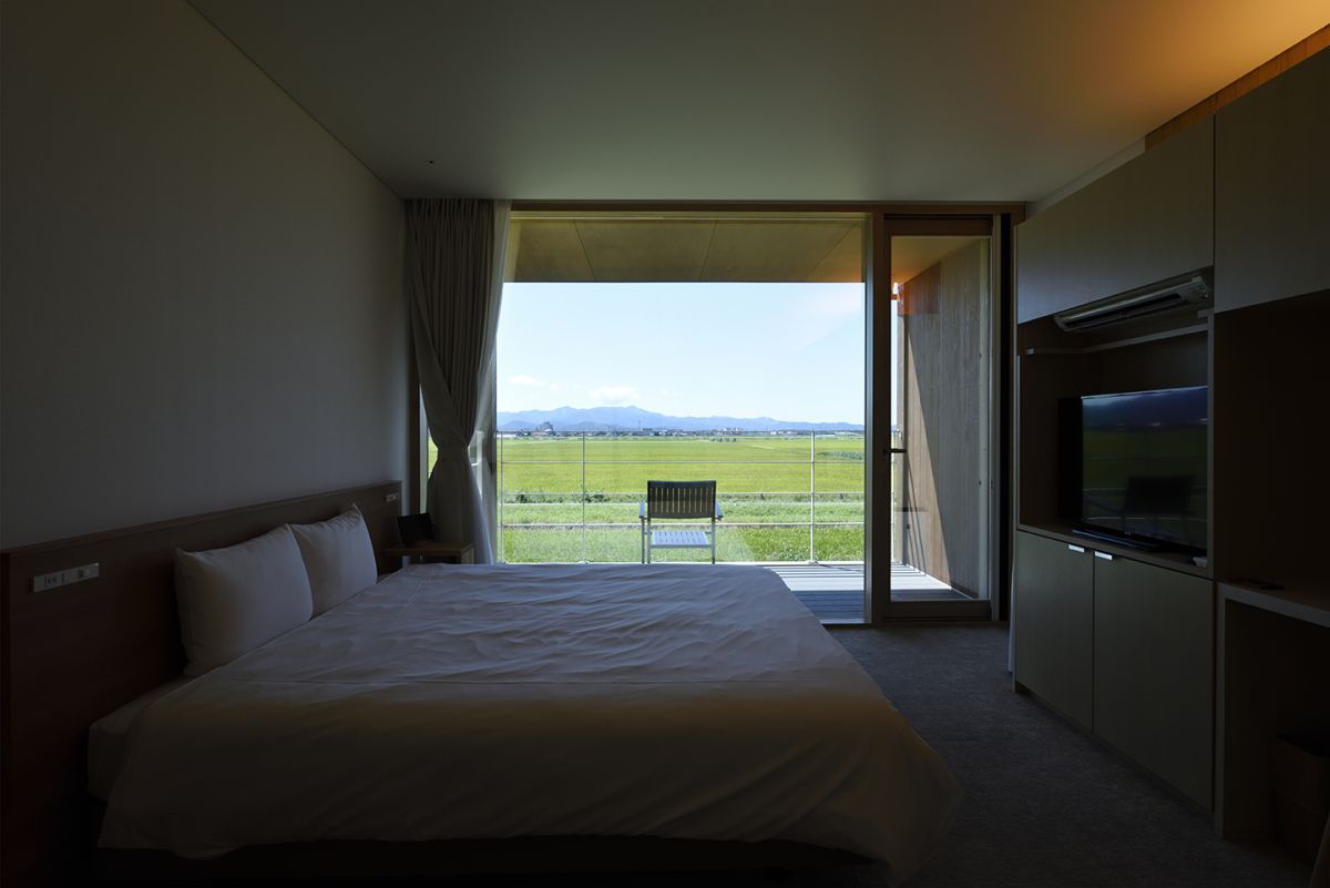 ゆっくりと田園風景を眺められる、テラス付きのダブルルーム