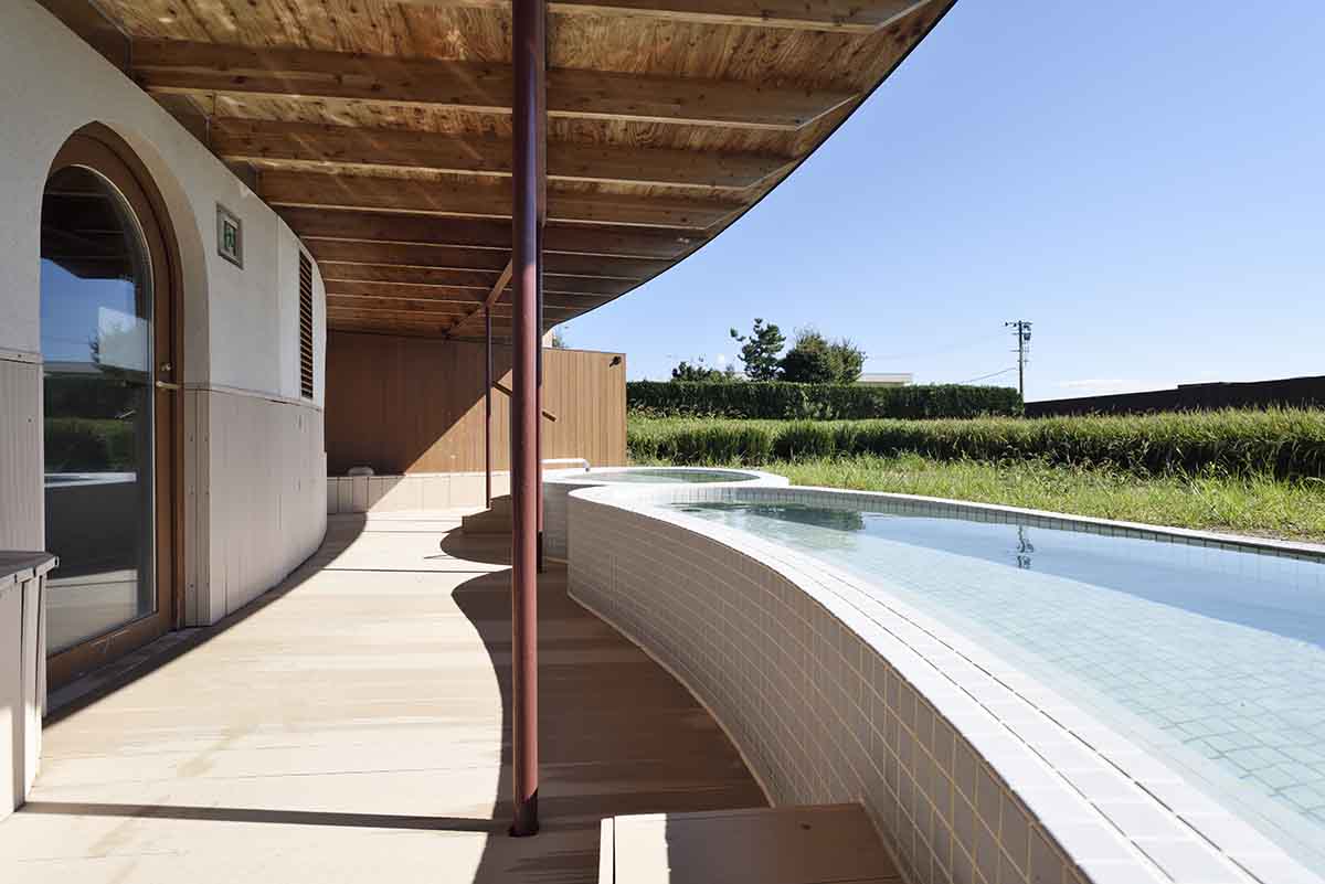 露天とサウナがある「月白の湯」。田園を眺めながら外気浴ができる、ととのいスペースも