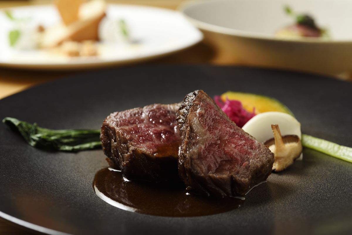 メインディッシュの「山形牛赤身肉のロースト 赤ワインソース」