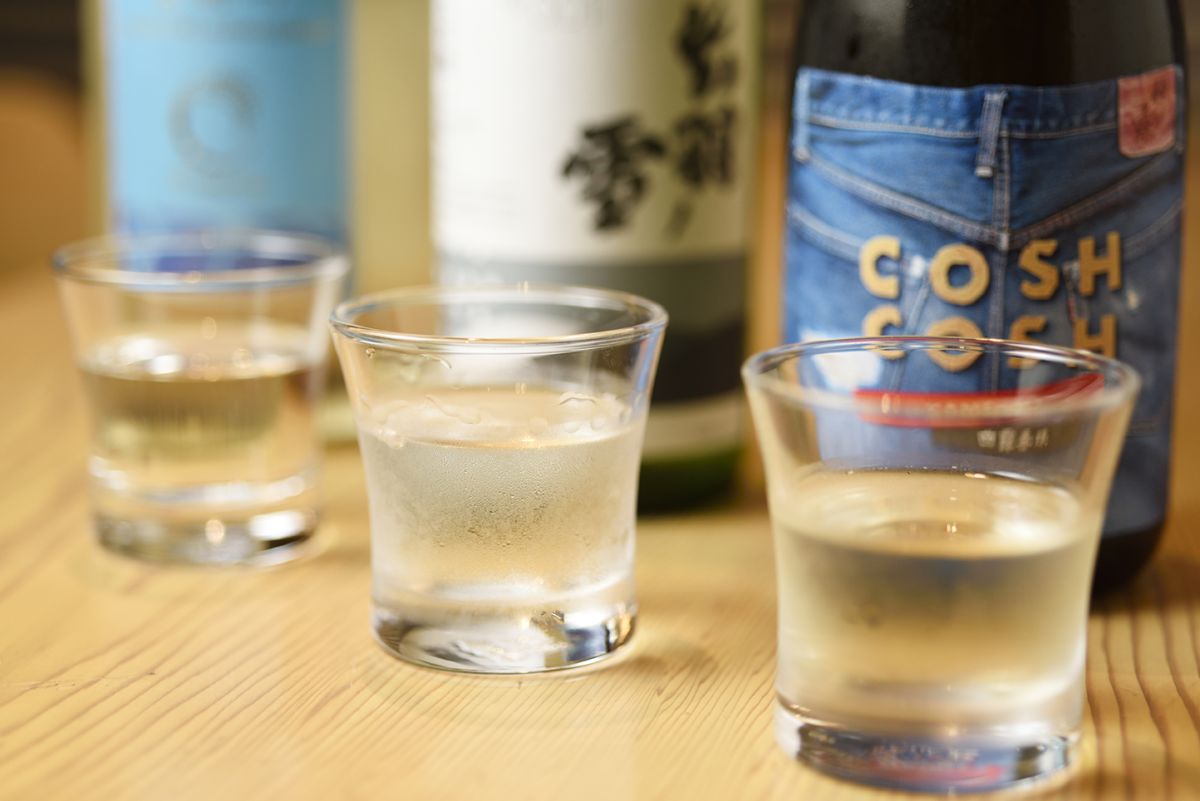 米どころ・酒どころ山形ならではの「日本酒の飲み比べセット（3種2500円）」も人気