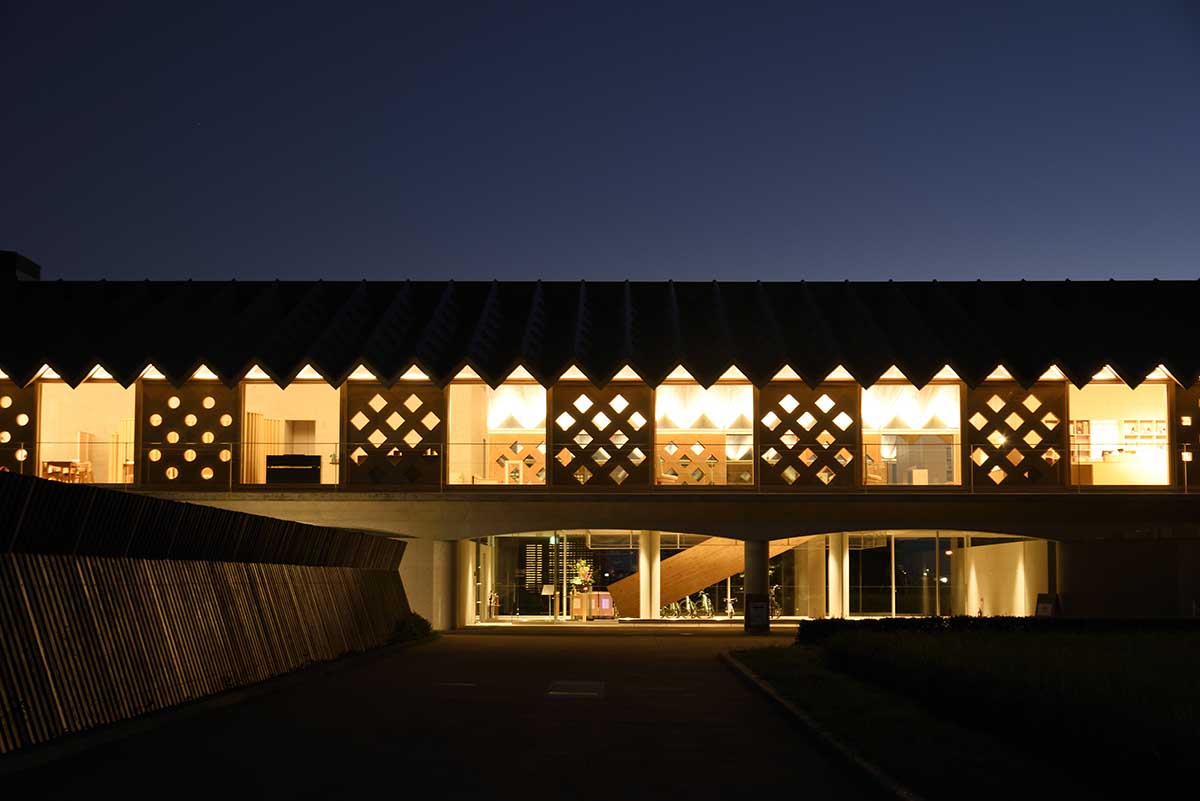 夜の共用棟スペース。筋交いから漏れる明かりが美しい