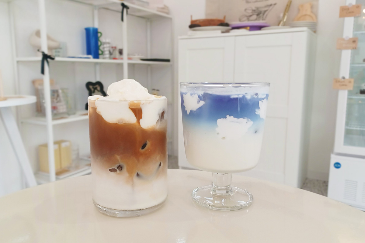 （写真左から）「クリームラテ」780円「雲ミルク」780円