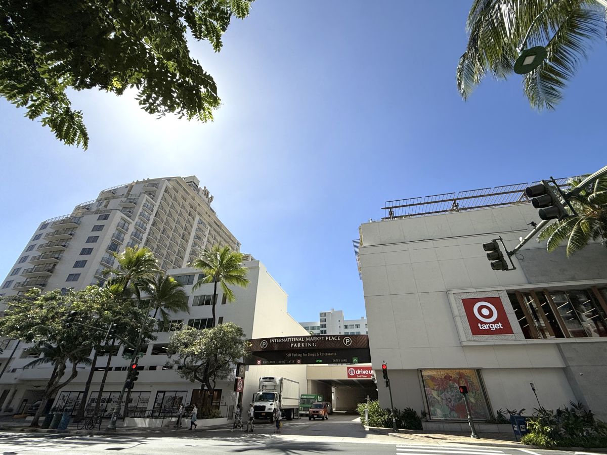 左が「アウトリガー・ワイキキ・パラダイス・ホテル」、右がインターナショナル・マーケットプレイス内の「ターゲット」