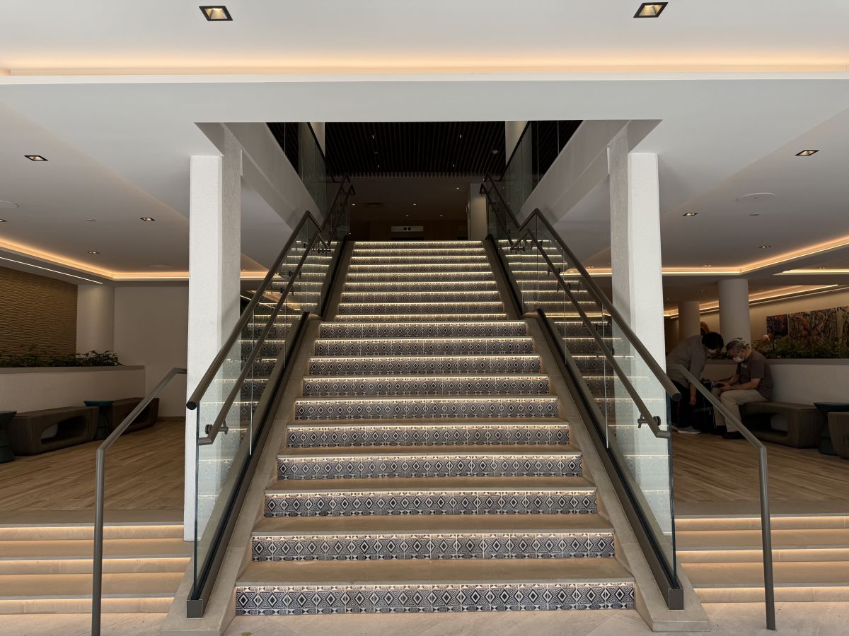 ロビーに続く大階段。後ろにはエレベーターもある