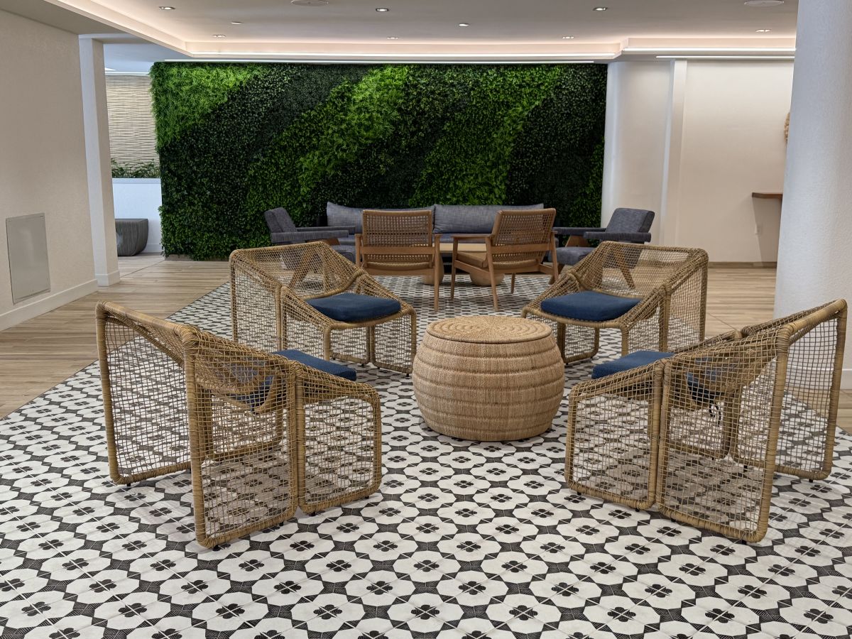 1階の大階段奥には、緑を表現した壁紙と休憩スポット