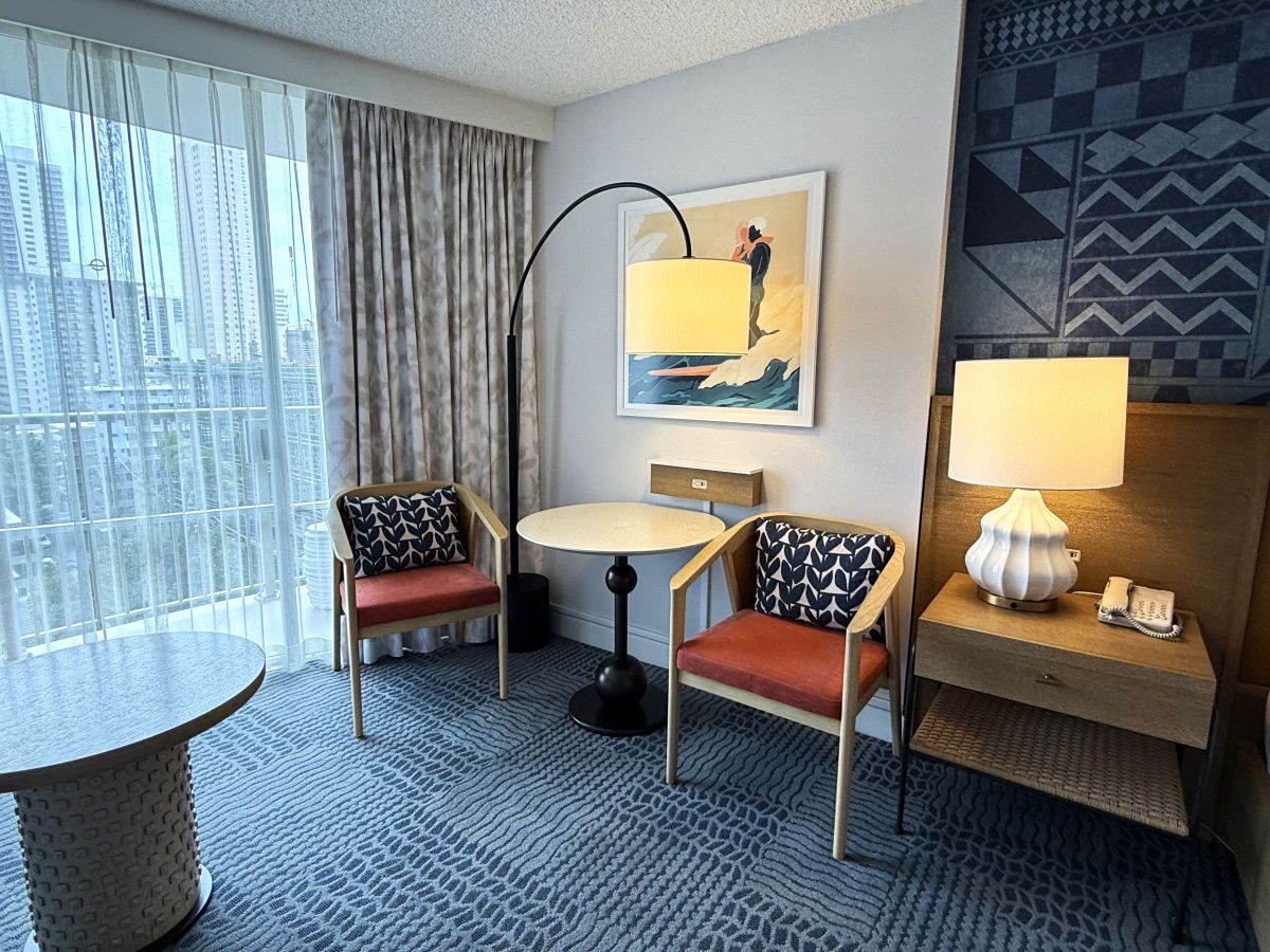 ジャック・ソレン氏によるアートとクッションがアクセントになるテーブルとイス