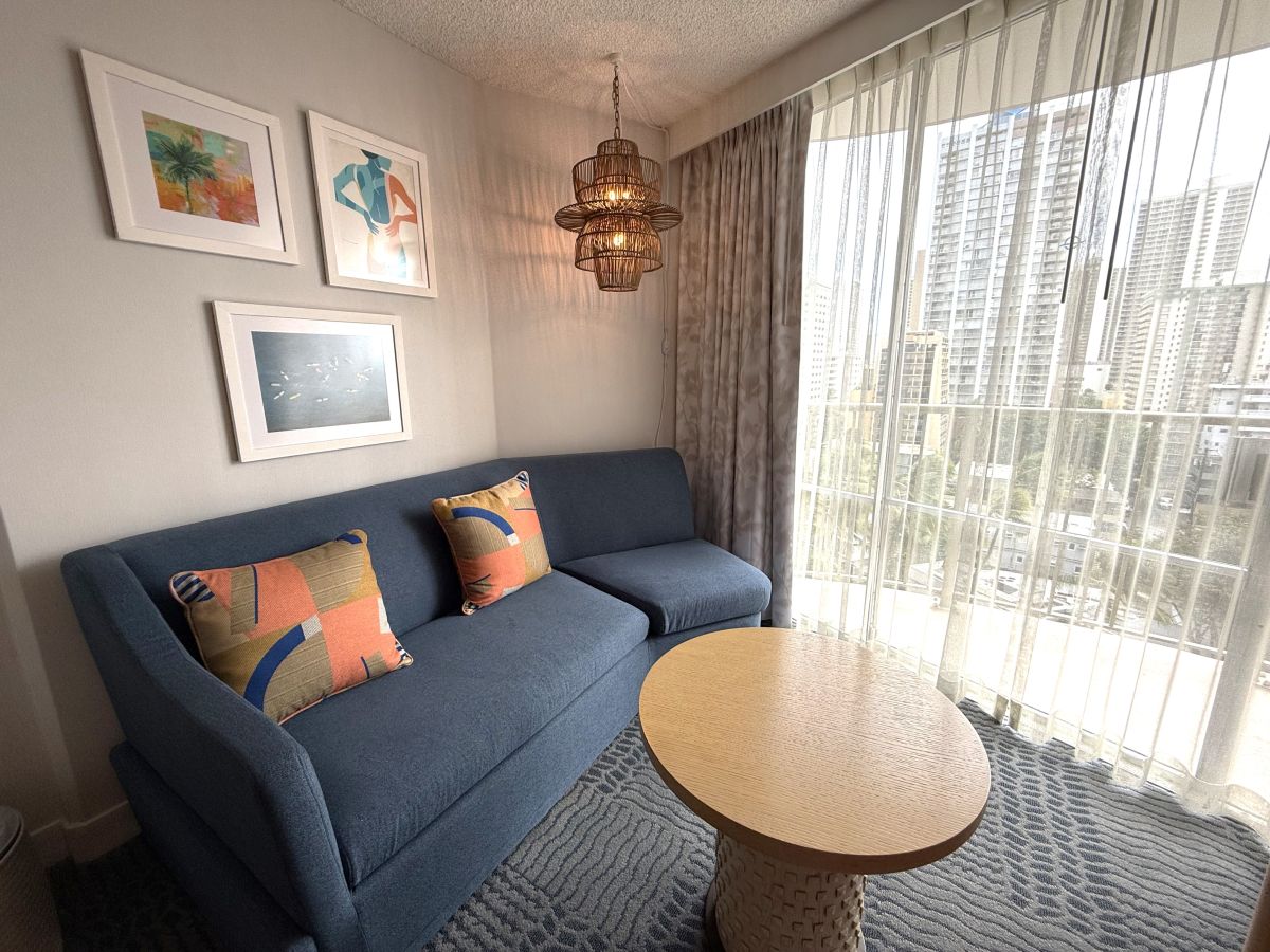 ローレン・ロス氏によるアートとソファーベッド