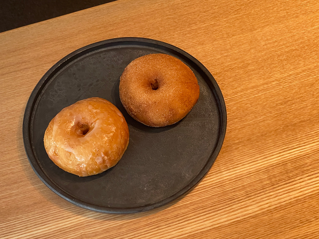 （写真左から）「PLATドーナツ シュガー」380円、「PLATドーナツ シナモン」380円